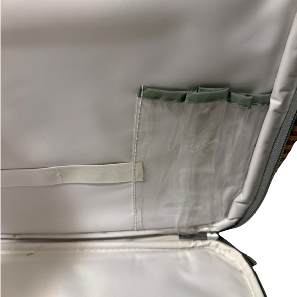 GRACO Katherine Diaper Bag
Separate Changing Station Zippered Parent-Pocket - Picture 11 of 11